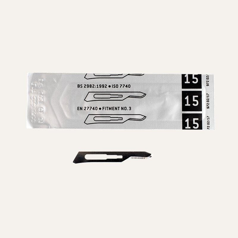 4135_4135_medi-cut-surgical-blades_packet-n-blade_72dpi_k546kc